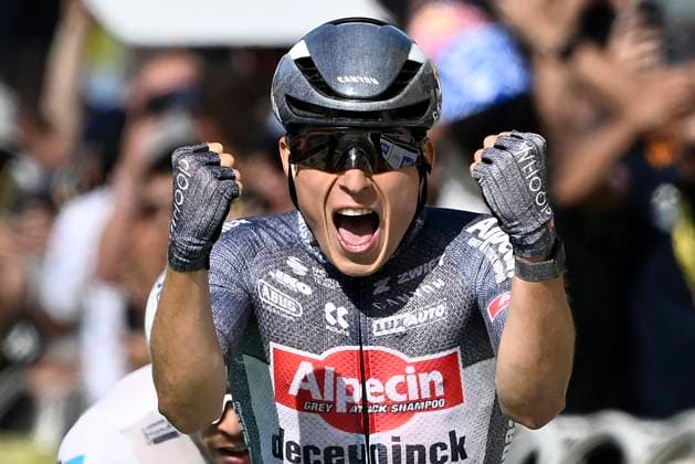 Sport Bilder des Tages Tour de France 2024 - Stage 16 NIMES, FRANCE - JULY 16 : Philipsen Jasper (BEL) of Alpecin-Deceuninck wins the sprint during stage 16 of the 111th edition of the Tour de France 2024 cycling race, a stage of 187 kms with start in Gruissan and finish in Nimes on July 16, 2024 in Nimes, France, 16 07 2024 Nimes France  Copyright: xNicoxVereeckenx