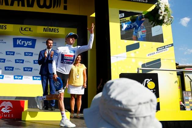 Sport Bilder des Tages Tour de France 2024 - Stage 16 NIMES, FRANCE - JULY 16 : Evenepoel Remco (BEL) of Soudal - Quick Step pictured with the white jersey during the podium ceremony of stage 16 of the 111th edition of the Tour de France 2024 cycling race, a stage of 187 kms with start in Gruissan and finish in Nimes on July 16, 2024 in Nimes, France, 16 07 2024 Nimes France  Copyright: xJanxDexMeuleneirx