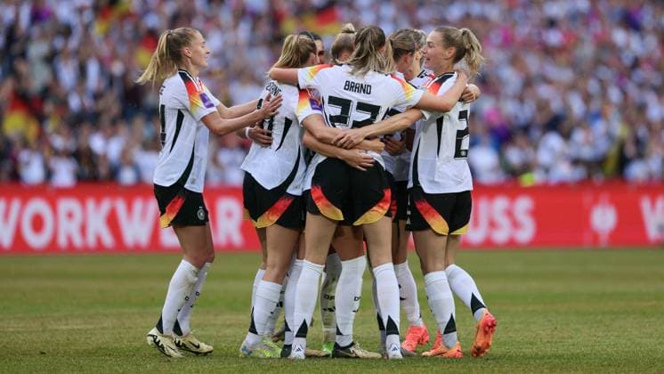 Sport Themen der Woche KW 29 v.li.: Spielerinnen von Deutschland, DFB mit Torjubel, Jubel, jubeln, jubelt, optimistisch, Spielszene, Highlight, Freude über das Tor zum 1:0, 16.07.2024, Hannover (Deutschland), Fussball, EM-Qualifikation Frauen, Deutschland - Österreich *** v li Players of Germany, DFB with goal celebration, cheering, jubilant, optimistic, game scene, highlight, joy about the goal to 1 0, 16 07 2024, Hanover Germany , Football, European Championship Qualification Women, Germany Austria xobx