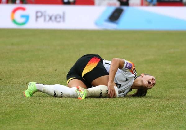 16 07 2024, xgrfx, Football European Qualifiers Women, Germany Austria emspor, v l injury, Lena Oberdorf German womens national team DFL DFB REGULATIONS PROHIBIT ANY USE OF PHOTOGRAPHS as IMAGE SEQUENCES and or QUASI VIDEO Hannover