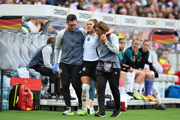 Bilder des Jahres 2024, Sport 07 Juli Bilder des Jahres 2024, Sport 07 Juli Sport Themen der Woche KW 29 Sport Bilder des Tages Fussball, Frauen, EM-Qualifikation, Deutschland - Oesterreich am 16.07.2024 in der Heinz von Heiden Arena in Hannover Lena Sophie Oberdorf (Deutschland) muss verletzt vom Platz. *** Football, Women, European Championship Qualification, Germany Austria on 16 07 2024 at Heinz von Heiden Arena in Hannover Lena Sophie Oberdorf Germany has to leave the pitch injured MT