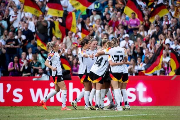 Kathrin Hendrich Germany, 03 , Bibiane Schulze Solano Germany, 04 , Sarai Linder Germany, 02 , Janina Minge Germany, 14 , Jule Brand Germany, 22 and team celebrate the goal for 3 0, behind them fans with flags, GER, Germany GER vs Austria AUT , DFB Womens National Team, UEFA Womens Football Womens Euro 2025 Qualifiers, Matchday 6, 16 07 2024 GER, Germany GER vs Austria AUT , DFB Womens National Team, UEFA Womens Football Womens Euro 2025 Qualifiers, Matchday 6, 16 07 2024 Hannover Copyright: xEibner-Pressefoto Memmlerx EP_MMR