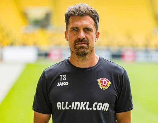16 07 2024, xomx, Fußball 3 Liga, Dynamo Dresden Fototermin Saison 2024 25, Porträttermin 2024 2025 emspor, Bild Valentin Vochatzer Co Trainer Thomas Stamm Cheftrainer Portrait, Portraet, DFL DFB REGULATIONS PROHIBIT ANY USE OF PHOTOGRAPHS as IMAGE SEQUENCES and or QUASI VIDEO Dresden