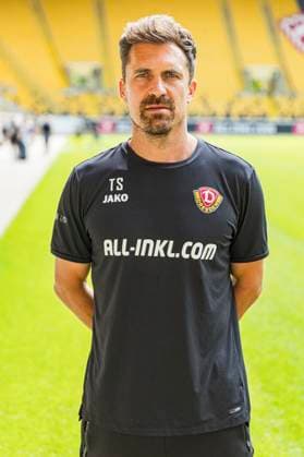 16 07 2024, xomx, Fußball 3 Liga, Dynamo Dresden Fototermin Saison 2024 25, Porträttermin 2024 2025 emspor, Bild Thomas Stamm Cheftrainer DFL DFB REGULATIONS PROHIBIT ANY USE OF PHOTOGRAPHS as IMAGE SEQUENCES and or QUASI VIDEO Dresden