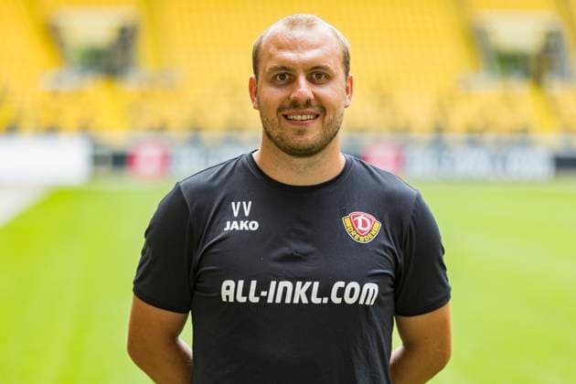 16 07 2024, xomx, Fußball 3 Liga, Dynamo Dresden Fototermin Saison 2024 25, Porträttermin 2024 2025 emspor, Bild Valentin Vochatzer Co Trainer Portrait, Portraet, DFL DFB REGULATIONS PROHIBIT ANY USE OF PHOTOGRAPHS as IMAGE SEQUENCES and or QUASI VIDEO Dresden