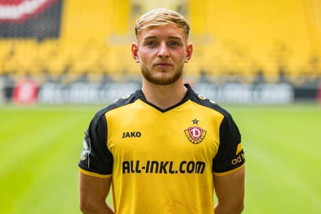 16 07 2024, xomx, Fußball 3 Liga, Dynamo Dresden Fototermin Saison 2024 25, Porträttermin 2024 2025 emspor, Bild Tony Menzel 24 Portrait, Portraet, DFL DFB REGULATIONS PROHIBIT ANY USE OF PHOTOGRAPHS as IMAGE SEQUENCES and or QUASI VIDEO Dresden