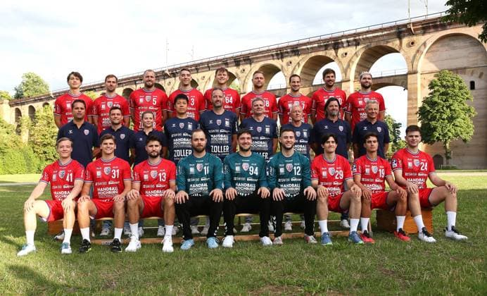 16 07 2024, Germany, Bietigheim, Handball Bundesliga season 2024 2025, SGBBM Bietigheim photo session, team photo, Back vlnr 14 Fynn Nicolaus 10 Tom Wolf 5 Julius Kühn 3 Nikola Vlahovic 64 Maximilian Hejny 18 Fabian Wiederstein 7 Dominik Claus 20 Paco Barthe 36 Jonathan Fischer Middle vlnr Dr Georgios Karavalakis Doctor Tom Görres Lisa Frey Roya Tanimura Assistant Iker Romero Head Coach Jens Rith Team Manager Hans Ulrich Kämpf Supervisor Jochen Zürn Sports Director Dr Jonathan Buderer Doctor Front row flnr 41 Till Hermann 31 Alexander Pfeifer 13 Juan de la Pena 16 Fredrik Genz 94 Daniel Rebmann 12 Filip Baranasic 29 Moritz Strosack 19 Gonzalo Perez Arce 24 Jona Bader