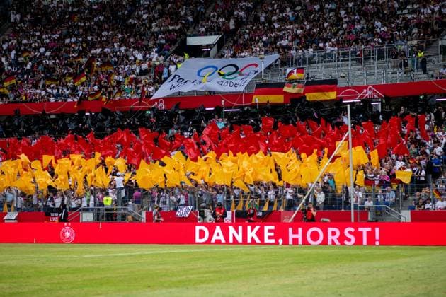 Sport Themen der Woche KW 29 Sport Bilder des Tages Choreografie der Fans, davor Danke, Horst Schriftzug zum letzten Heimspiel von Horst Hrubesch (Deutschland, Trainer), GER, Deutschland (GER) vs Oesterreich (AUT), DFB Frauen Nationalmannschaft, UEFA Frauen Fussball Womens Euro 2025 Qualifiers, 6. Spieltag, 16.07.2024 GER, Deutschland (GER) vs Oesterreich (AUT), DFB Frauen Nationalmannschaft, UEFA Frauen Fussball Womens Euro 2025 Qualifiers, 6. Spieltag, 16.07.2024 Hannover *** Choreography of the fans, in front Thank you, Horst lettering for the last home match of Horst Hrubesch Germany, Coach , GER, Germany GER vs Austria AUT , DFB Womens National Team, UEFA Womens Football Womens Euro 2025 Qualifiers, Matchday 6, 16 07 2024 GER, Germany GER vs Austria AUT , DFB Womens National Team, UEFA Womens Football Womens Euro 2025 Qualifiers, Matchday 6, 16 07 2024 Hannover Copyright: xEibner-Pressefoto Memmlerx EP_MMR