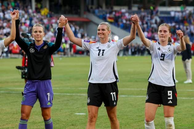 Goalkeeper Merle Frohms Germany , Alexandra Popp Germany and Sjoeke Nuesken Germany cheer, Womens European Qualifiers Group A4, Germany vs Austria, Stadion Hannover, 16 07 2024, Hannover, Germany
