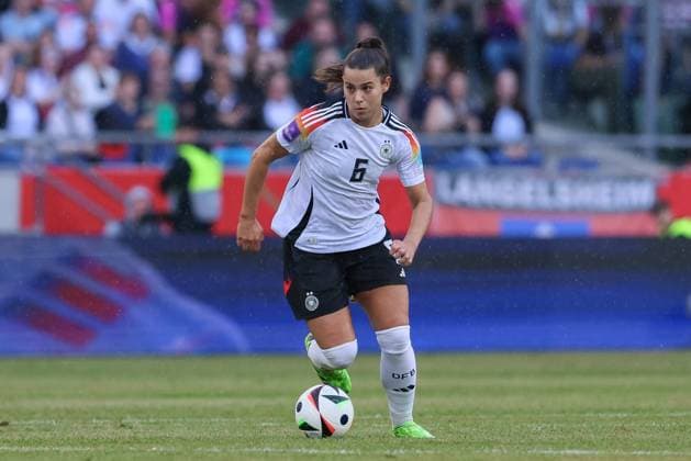 v li Lena Oberdorf Germany, DFB, 6 on the ball, cropped image, single image, full body, action, action scene, 16 07 2024, Hanover Germany, football, European Championship qualification women, Germany Austria xobx