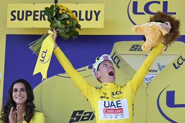 Sport Bilder des Tages Slovenian Tadej Pogacar of UAE Team Emirates celebrates on the podium in the yellow jersey of leader in the overall ranking after stage 18 of the 2024 Tour de France cycling race, from Gap to Barcelonnette (179,5 km), in France, on Wednesday 17 July 2024. The 111th edition of the Tour de France starts on Saturday 29 June and will finish in Nice, France on 21 July. DAVIDxPINTENS  x96593070x