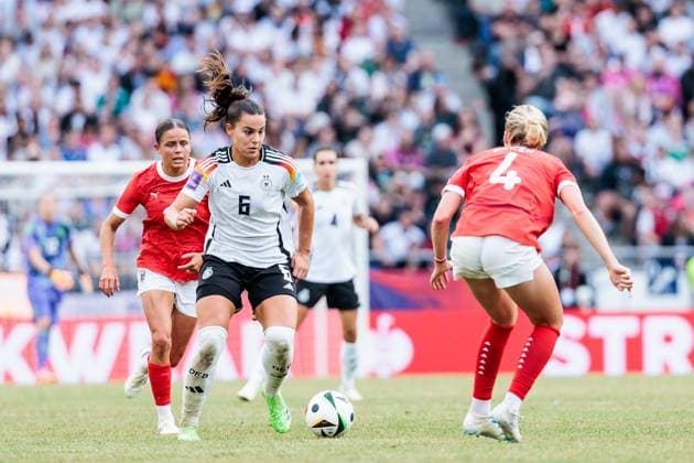 UEFA WOMENS EURO 2025 Qualifier Germany Austria 16 07 2024 duel Lena Oberdorf Germany, 6 , Celina Degen Austria, 4 UEFA WOMENS EURO 2025 Qualifier Germany Austria Heinz Von Heiden Arena, Hannover on 16 07 2024 Copyright: xBEAUTIFULxSPORTS Wunderlx