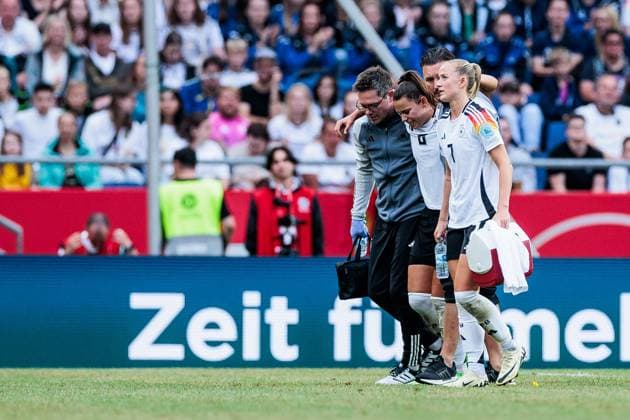 UEFA WOMENS EURO 2025 Qualifier Germany Austria 16 07 2024 Lena Oberdorf Germany, 6 has to be taken off the pitch after injury, Lea Schüller Germany, 7 accompanies her UEFA WOMENS EURO 2025 Qualifier Germany Austria Heinz Von Heiden Arena, Hannover on 16 07 2024 Copyright: xBEAUTIFULxSPORTS Wunderlx