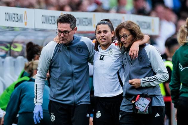 UEFA WOMENS EURO 2025 Qualifier Germany Austria 16 07 2024 Lena Oberdorf Germany, 6 has to be taken off the pitch after injury UEFA WOMENS EURO 2025 Qualifier Germany Austria Heinz Von Heiden Arena, Hannover on 16 07 2024 Copyright: xBEAUTIFULxSPORTS Wunderlx