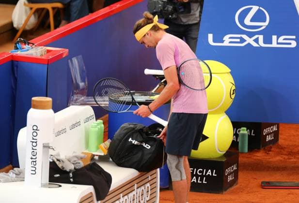 17 07 2024, xcex, GER, Hamburg, Rothenbaum, Hamburg Open ATP 500 Tour Tournament, Center Court, Alexander Sascha Zverev GER changes his racket