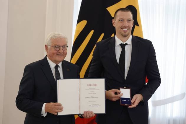 Federal President Frank Walter Steinmeier, Daniel Theis, Germany, Berlin, Bellevue Palace, Basketball World Champions receive Silver Laurel Leaf from Federal President Steinmeier