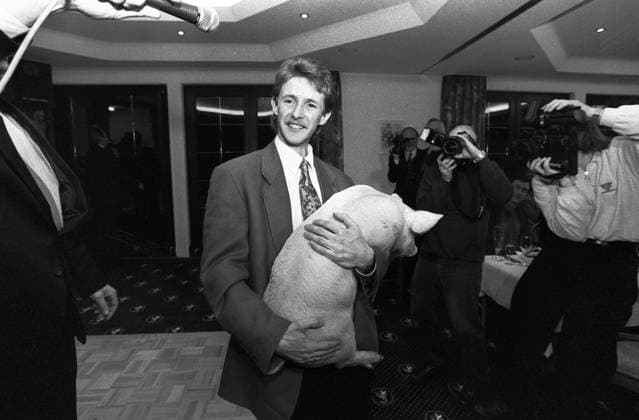Archivbilder der Woche SPORT KW29 Jens Weißflug 10.01.1996,Oberwiesenthal, Markt, Tausende empfingen den Ausnahmeskispringer Jans Weißflog auf dem Markt nach dem siegreichen Abschluß der Vierschanzen-Tournee, danach feierte man im Hotel 4 Jahreszeiten mit prominenten Gästen. Mit dabei seine Ehefrau Nicola und die Söhne Daniel und Niklas. Weißflog mit geschenktem Glücksschwein *** Jens Weißflug 10 01 1996,Oberwiesenthal, Markt, Thousands welcomed the exceptional ski jumper Jans Weißflog on the market after the victorious conclusion of the Four Hills Tournament, afterwards they celebrated in the Hotel 4 Jahreszeiten with prominent guests, including his wife Nicola and sons Daniel and Niklas Weißflog with a lucky pig as a present.