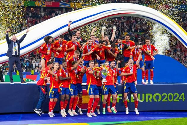 Spain celebrating their fourth European Championship title, Alvaro Morata Spain Spain, 07 with the Henri Delaunay trophy, coach Luis de la Fuente Spain Spain stands aside to give credit to the team Berlin 14 07 2024 Spain vs England, M51, EURO2024 Final, Olympiastadion Berlin