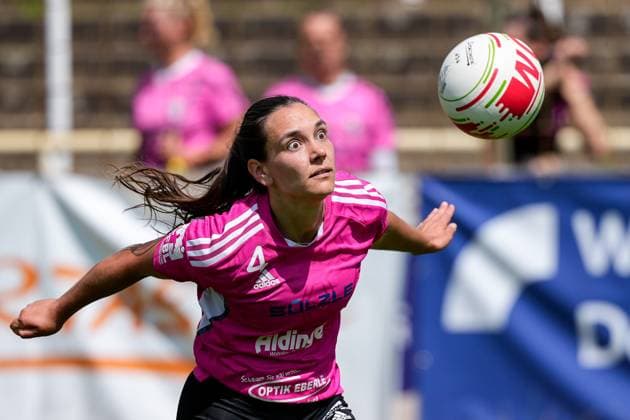 Sport Themen der Woche KW 29 Sport Bilder des Tages Pia Neuefeind (TSV Dennach, 4), am Ball, Einzelbild, Einzelfoto, Aktion, Action, 18.07.2024, Mannheim (Deutschland), Faustball, Klub-Weltmeisterschaft 2024, Gruppenspiel, Frauen, TSV Dennach - Faustball Kreuzlingen (Schweiz) *** Pia Neuefeind TSV Dennach, 4 , on the ball, single picture, single photo, action, action, 18 07 2024, Mannheim Germany , Fistball, Club World Championship 2024, group match, women, TSV Dennach Fistball Kreuzlingen Switzerland xozx