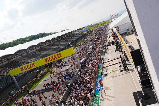 18 07 2024, Hungaroring, Budapest, FORMULA 1 HUNGARIAN GRAND PRIX 2024 , in the picture spectators in the crowded pit lane Defodi 506 20240718 hbr 1539 Defodi-506