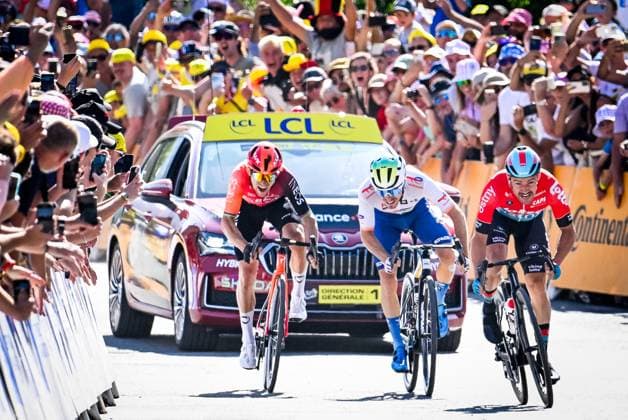 Sport Bilder des Tages Polish Michal Kwiatkowski of Ineos Grenadiers, French Matteo Vercher of TotalEnergies and Belgian Victor Campenaerts of Lotto Dstny sprint to the finish of stage 18 of the 2024 Tour de France cycling race, from Gap to Barcelonnette (179,5 km), in France, on Thursday 18 July 2024. The 111th edition of the Tour de France starts on Saturday 29 June and will finish in Nice, France on 21 July. TOM GOYVAERTS TomxGoyvaerts  x96646838x