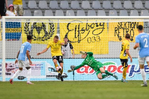 240718 Sebastian Holmen and goalkeeper Isak Pettersson of Elfsborg during the UEFA Europa League qualification match between Pafos and Elfsborg on July 18, 2024 in Limassol Photo Alex Nicodim BILDBYRAN COP 282 AN0007 fotboll football soccer fotball uefa europa league pafos elfsborg bbeng  Copyright: ALEXxNICODIM BB240718BB703