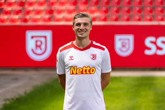 18 07 2024, Football, GER, Season 2024 2025, 2 Liga,Press appointment, SSV Jahn Regensburg Elias Huth SSV Jahn Regensburg, 2 BL, Porträttermin 2024 2025 DFL REGULATIONS PROHIBIT ANY USE OF PHOTOGRAPHS AS IMAGE SEQUENCES AND OR QUASI VIDEO Regensburg Bavaria Germany Jahnstadion Regensburg