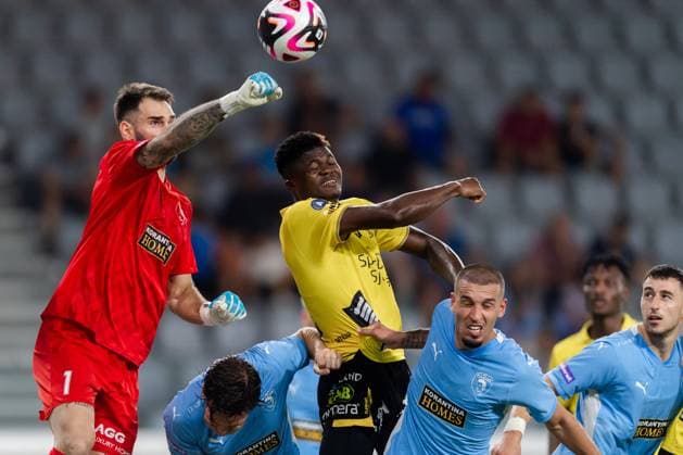 240718 Goalkeeper Ivica Ivusic of Pafos and Jalal Abdullai of Elfsborg during the UEFA Europa League qualification match between Pafos and Elfsborg on July 18, 2024 in Limassol Photo Alex Nicodim BILDBYRAN COP 282 AN0007 fotboll football soccer fotball uefa europa league pafos elfsborg bbeng  Copyright: ALEXxNICODIM BB240718BB761