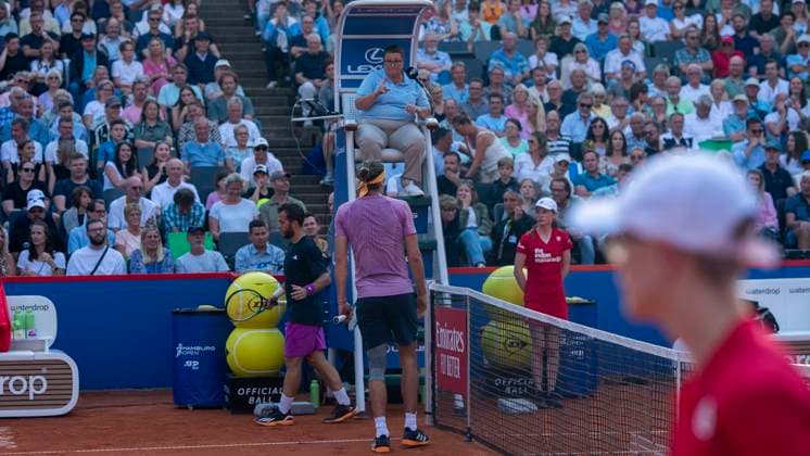 18 07 2024, ATP 500, Tennis, Men, Hamburg Open, Hamburg, Round of 16, Alexander Zverev Germany Hugo Gaston France Alexander Zverev Germany, at the net discussing with the umpire after a decision Hamburg Tennis Stadium Am Rothenbaum Hamburg Germany