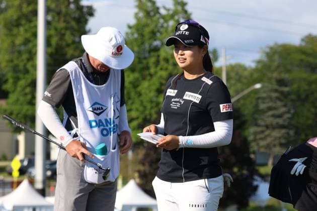 SYLVANIA, OH - JULY 18: LPGA, Golf Damen golfer Hye-Jin Choi writes down her score on the 9th hole after becoming the leader at 7 under par during the first round of the 2024 Dana Open on July 18, 2024, at Highland Meadows Golf Club in Sylvania, Ohio. (Photo by Brian Spurlock Icon Sportswire) GOLF: JUL 18 LPGA Dana Open EDITORIAL USE ONLY Icon24071866