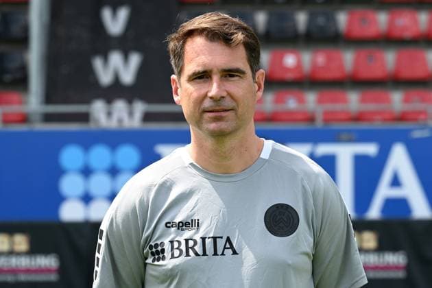18 07 2024, xjhx, Fußball 3 Liga, SV Wehen Wiesbaden Fototermin Saison 2024 25, Porträttermin 2024 2025 emspor, v l Dr Tobias Freyer DFL DFB REGULATIONS PROHIBIT ANY USE OF PHOTOGRAPHS as IMAGE SEQUENCES and or QUASI VIDEO Wiesbaden