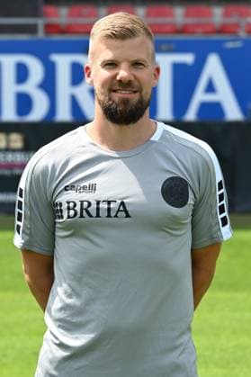 18 07 2024, xjhx, Fußball 3 Liga, SV Wehen Wiesbaden Fototermin Saison 2024 25, Porträttermin 2024 2025 emspor, v l Leiter Physiotherapie Robin Reitze DFL DFB REGULATIONS PROHIBIT ANY USE OF PHOTOGRAPHS as IMAGE SEQUENCES and or QUASI VIDEO Wiesbaden