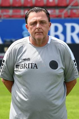 18 07 2024, xjhx, Fußball 3 Liga, SV Wehen Wiesbaden Fototermin Saison 2024 25, Porträttermin 2024 2025 emspor, v l Betreuer Thorsten Conradi DFL DFB REGULATIONS PROHIBIT ANY USE OF PHOTOGRAPHS as IMAGE SEQUENCES and or QUASI VIDEO Wiesbaden