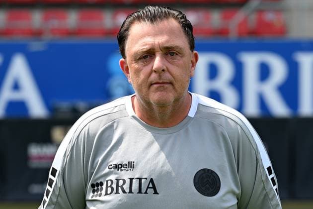 18 07 2024, xjhx, Fußball 3 Liga, SV Wehen Wiesbaden Fototermin Saison 2024 25, Porträttermin 2024 2025 emspor, v l Betreuer Thorsten Conradi DFL DFB REGULATIONS PROHIBIT ANY USE OF PHOTOGRAPHS as IMAGE SEQUENCES and or QUASI VIDEO Wiesbaden