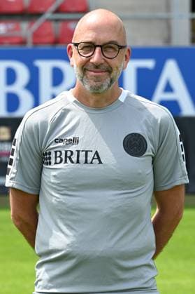18 07 2024, xjhx, Fußball 3 Liga, SV Wehen Wiesbaden Fototermin Saison 2024 25, Porträttermin 2024 2025 emspor, v l Mannschaftsarzt Dr Achim Bitschnau DFL DFB REGULATIONS PROHIBIT ANY USE OF PHOTOGRAPHS as IMAGE SEQUENCES and or QUASI VIDEO Wiesbaden