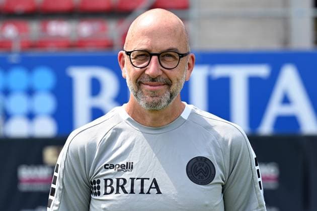 18 07 2024, xjhx, Fußball 3 Liga, SV Wehen Wiesbaden Fototermin Saison 2024 25, Porträttermin 2024 2025 emspor, v l Mannschaftsarzt Dr Achim Bitschnau DFL DFB REGULATIONS PROHIBIT ANY USE OF PHOTOGRAPHS as IMAGE SEQUENCES and or QUASI VIDEO Wiesbaden