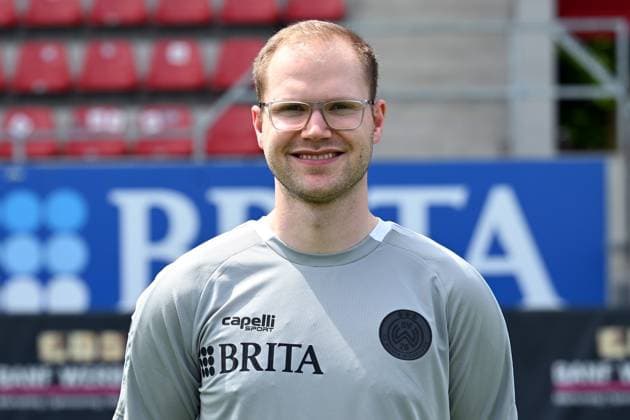 18 07 2024, xjhx, Fußball 3 Liga, SV Wehen Wiesbaden Fototermin Saison 2024 25, Porträttermin 2024 2025 emspor, v l Scout Konstantin Langhammer DFL DFB REGULATIONS PROHIBIT ANY USE OF PHOTOGRAPHS as IMAGE SEQUENCES and or QUASI VIDEO Wiesbaden