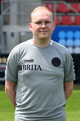 18 07 2024, xjhx, Fußball 3 Liga, SV Wehen Wiesbaden Fototermin Saison 2024 25, Porträttermin 2024 2025 emspor, v l Leiter Scouting Philipp Gründler DFL DFB REGULATIONS PROHIBIT ANY USE OF PHOTOGRAPHS as IMAGE SEQUENCES and or QUASI VIDEO Wiesbaden