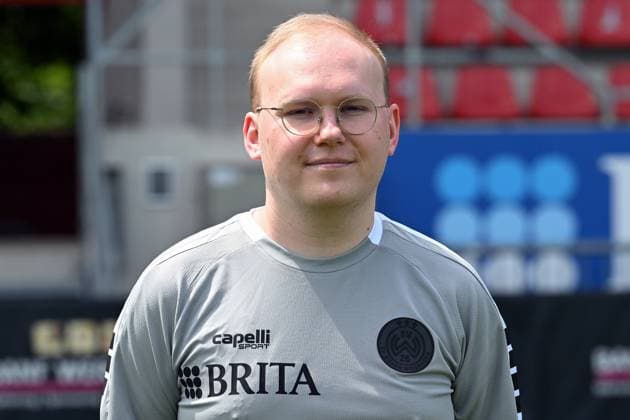 18 07 2024, xjhx, Fußball 3 Liga, SV Wehen Wiesbaden Fototermin Saison 2024 25, Porträttermin 2024 2025 emspor, v l Leiter Scouting Philipp Gründler DFL DFB REGULATIONS PROHIBIT ANY USE OF PHOTOGRAPHS as IMAGE SEQUENCES and or QUASI VIDEO Wiesbaden