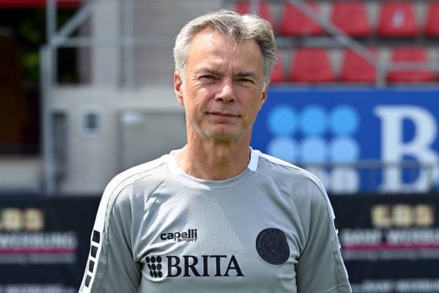 18 07 2024, xjhx, Fußball 3 Liga, SV Wehen Wiesbaden Fototermin Saison 2024 25, Porträttermin 2024 2025 emspor, v l Mannschaftsarzt Hygienebeauftragter Dr Tammo Quitzau DFL DFB REGULATIONS PROHIBIT ANY USE OF PHOTOGRAPHS as IMAGE SEQUENCES and or QUASI VIDEO Wiesbaden
