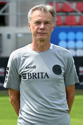 18 07 2024, xjhx, Fußball 3 Liga, SV Wehen Wiesbaden Fototermin Saison 2024 25, Porträttermin 2024 2025 emspor, v l Mannschaftsarzt Hygienebeauftragter Dr Tammo Quitzau DFL DFB REGULATIONS PROHIBIT ANY USE OF PHOTOGRAPHS as IMAGE SEQUENCES and or QUASI VIDEO Wiesbaden
