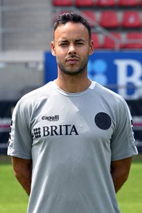 18 07 2024, xjhx, Fußball 3 Liga, SV Wehen Wiesbaden Fototermin Saison 2024 25, Porträttermin 2024 2025 emspor, v l Leiter Prävention Rehabilitation Javier Cordero, DFL DFB REGULATIONS PROHIBIT ANY USE OF PHOTOGRAPHS as IMAGE SEQUENCES and or QUASI VIDEO Wiesbaden