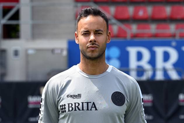 18 07 2024, xjhx, Fußball 3 Liga, SV Wehen Wiesbaden Fototermin Saison 2024 25, Porträttermin 2024 2025 emspor, v l Leiter Prävention Rehabilitation Javier Cordero, DFL DFB REGULATIONS PROHIBIT ANY USE OF PHOTOGRAPHS as IMAGE SEQUENCES and or QUASI VIDEO Wiesbaden