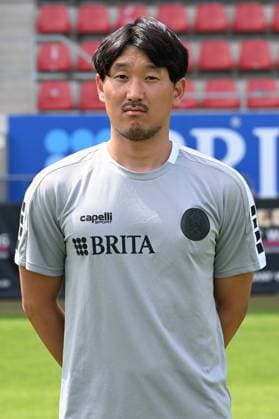 18 07 2024, xjhx, Fußball 3 Liga, SV Wehen Wiesbaden Fototermin Saison 2024 25, Porträttermin 2024 2025 emspor, v l Physiotherapist Shohei Nozawa DFL DFB REGULATIONS PROHIBIT ANY USE OF PHOTOGRAPHS as IMAGE SEQUENCES and or QUASI VIDEO Wiesbaden