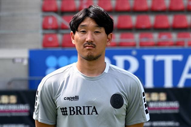 18 07 2024, xjhx, Fußball 3 Liga, SV Wehen Wiesbaden Fototermin Saison 2024 25, Porträttermin 2024 2025 emspor, v l Physiotherapist Shohei Nozawa DFL DFB REGULATIONS PROHIBIT ANY USE OF PHOTOGRAPHS as IMAGE SEQUENCES and or QUASI VIDEO Wiesbaden