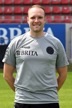 18 07 2024, xjhx, Fußball 3 Liga, SV Wehen Wiesbaden Fototermin Saison 2024 25, Porträttermin 2024 2025 emspor, v l Team Manager Patrick Glaser DFL DFB REGULATIONS PROHIBIT ANY USE OF PHOTOGRAPHS as IMAGE SEQUENCES and or QUASI VIDEO Wiesbaden