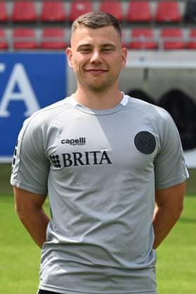 18 07 2024, xjhx, Fußball 3 Liga, SV Wehen Wiesbaden Fototermin Saison 2024 25, Porträttermin 2024 2025 emspor, v l Athletik Trainer Dominik Hönig DFL DFB REGULATIONS PROHIBIT ANY USE OF PHOTOGRAPHS as IMAGE SEQUENCES and or QUASI VIDEO Wiesbaden