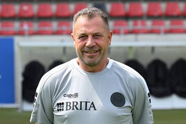 18 07 2024, xjhx, Fußball 3 Liga, SV Wehen Wiesbaden Fototermin Saison 2024 25, Porträttermin 2024 2025 emspor, v l Betreuer Gerhard Eckel DFL DFB REGULATIONS PROHIBIT ANY USE OF PHOTOGRAPHS as IMAGE SEQUENCES and or QUASI VIDEO Wiesbaden