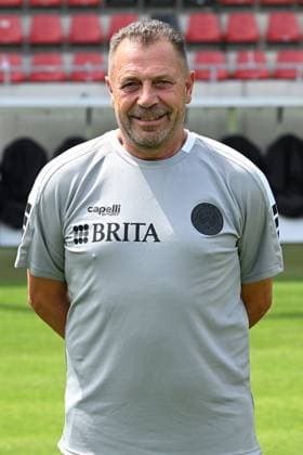 18 07 2024, xjhx, Fußball 3 Liga, SV Wehen Wiesbaden Fototermin Saison 2024 25, Porträttermin 2024 2025 emspor, v l Betreuer Gerhard Eckel DFL DFB REGULATIONS PROHIBIT ANY USE OF PHOTOGRAPHS as IMAGE SEQUENCES and or QUASI VIDEO Wiesbaden