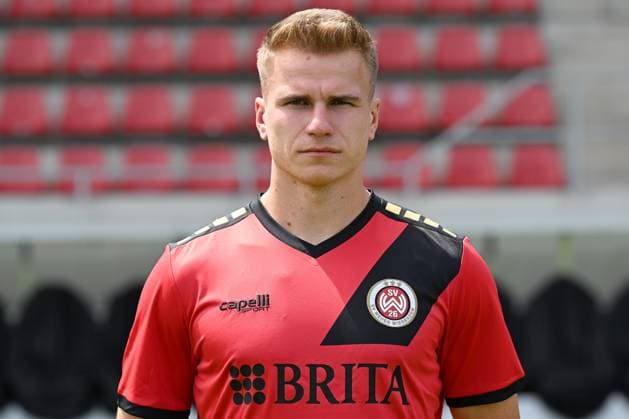 18 07 2024, xjhx, Fußball 3 Liga, SV Wehen Wiesbaden Fototermin Saison 2024 25, Porträttermin 2024 2025 emspor, v l Florian Carstens DFL DFB REGULATIONS PROHIBIT ANY USE OF PHOTOGRAPHS as IMAGE SEQUENCES and or QUASI VIDEO Wiesbaden